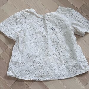 🤍 White Eyelet Top – V-Back Detail – Size Medium – Banana Republic